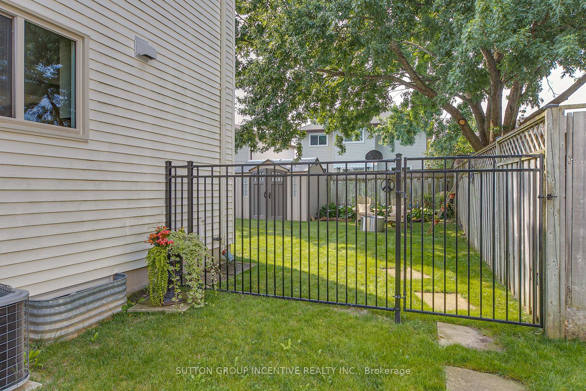 Photo 4 of 25 Rosenfeld Drive, Barrie, Grove East — HOMEH