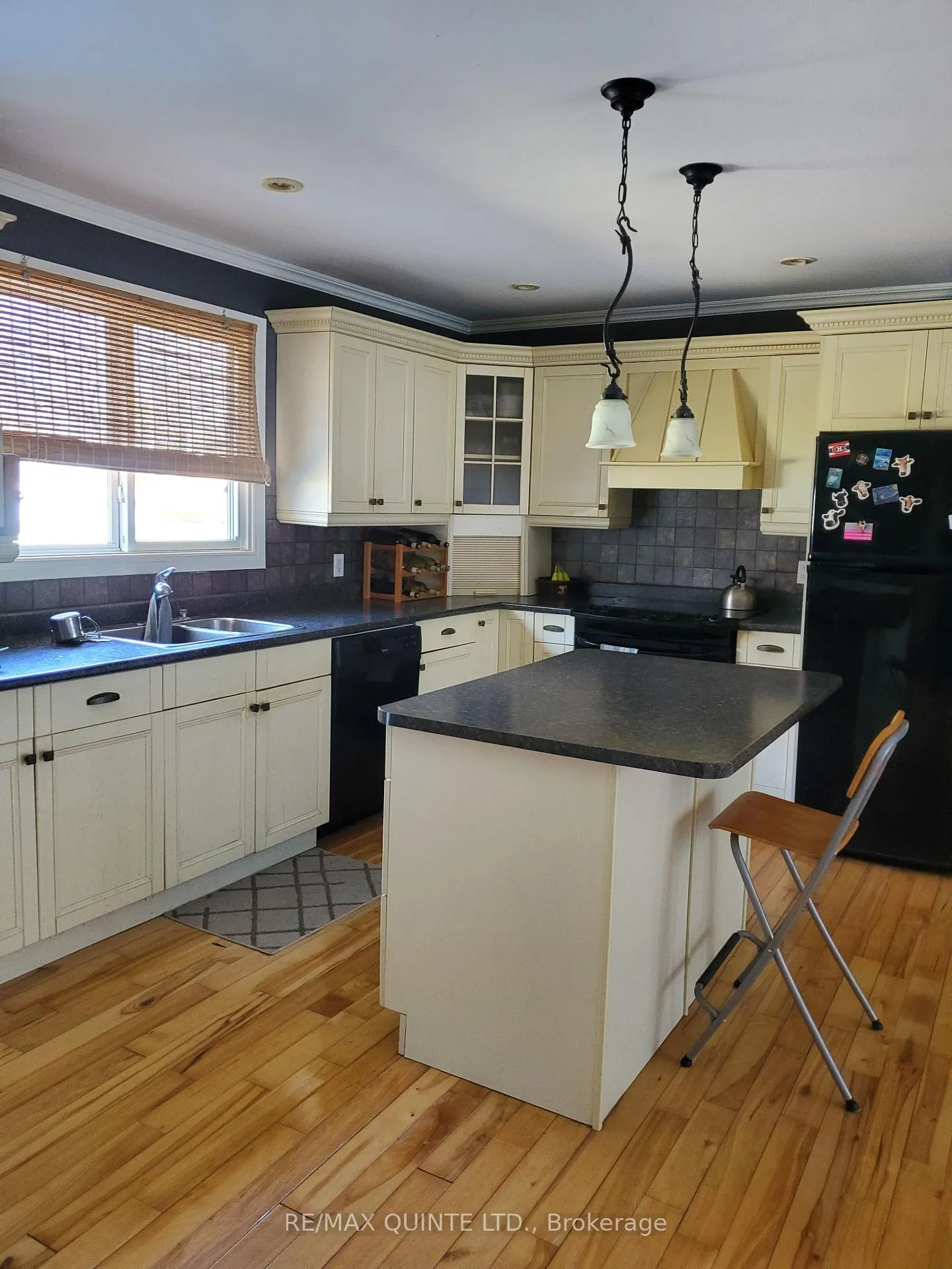 Photo 4 of 112 Parkview Road, Prince Edward County, Ameliasburg Ward — HOMEH