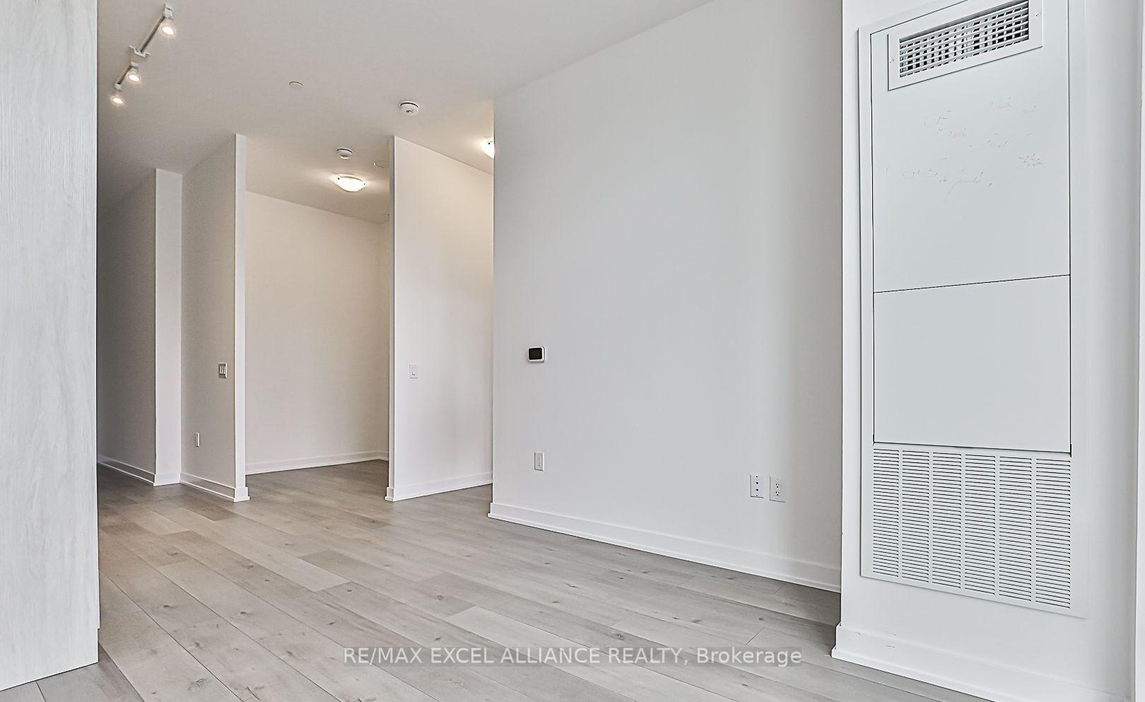 Photo 7 of Unit 101, 10 Honeycrisp Crescent, Vaughan, Vaughan Corporate Centre — HOMEH
