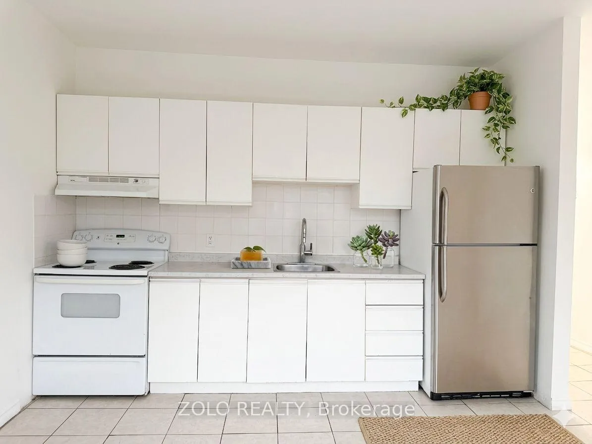 Photo 2 of Unit 4, 968 Bathurst Street, Toronto, The Annex — HOMEH