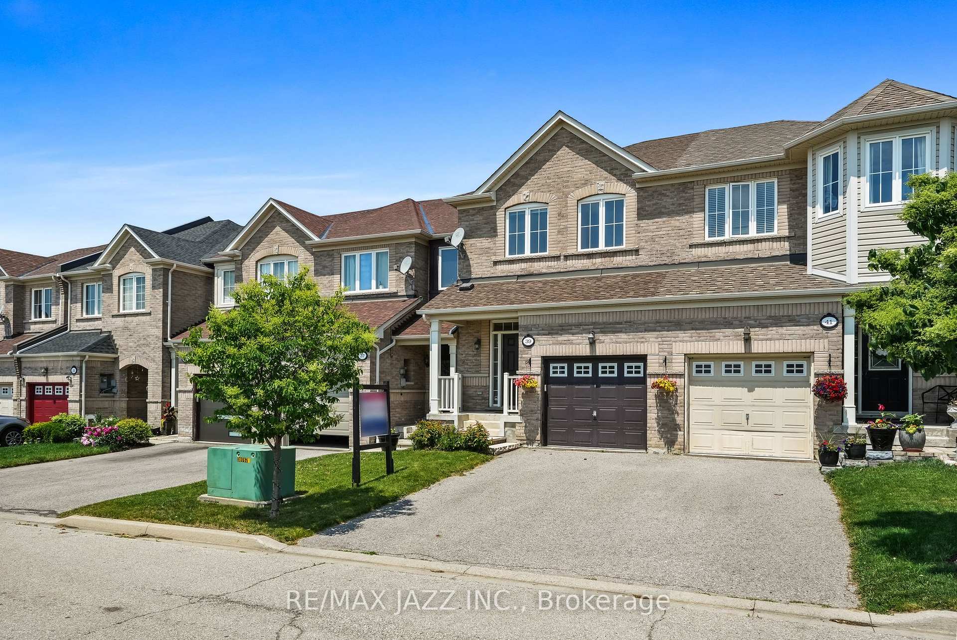 Photo 2 of 39 Silverwood Circle, Ajax, Central East — HOMEH