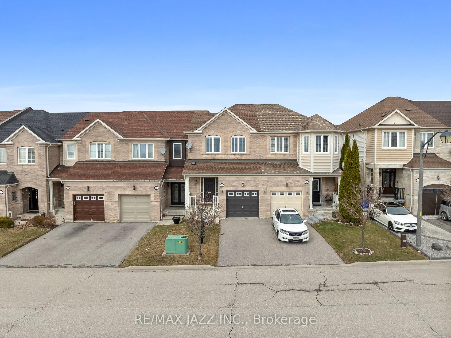 Photo 5 of 39 Silverwood Circle, Ajax, Central East — HOMEH