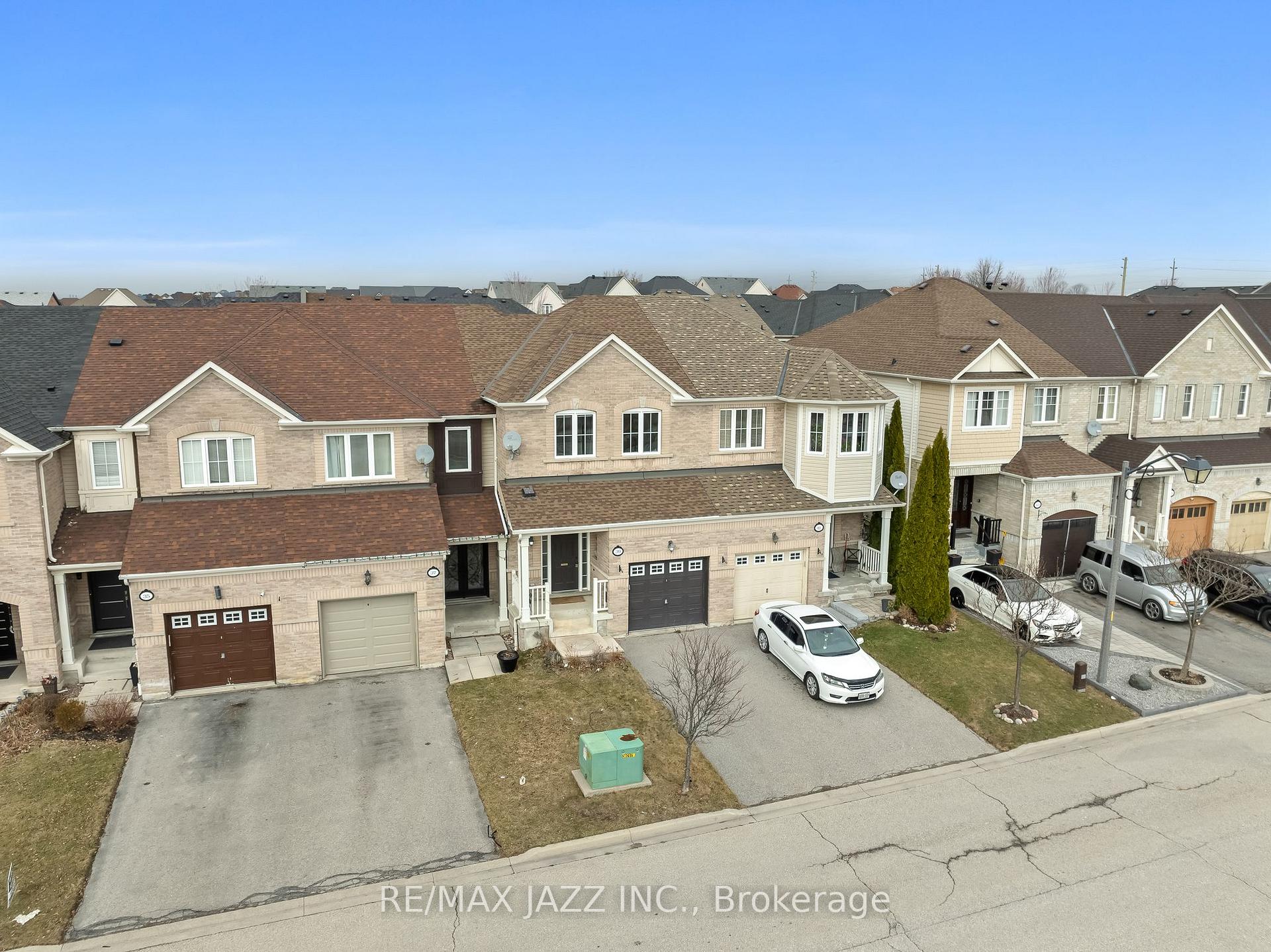 Photo 7 of 39 Silverwood Circle, Ajax, Central East — HOMEH