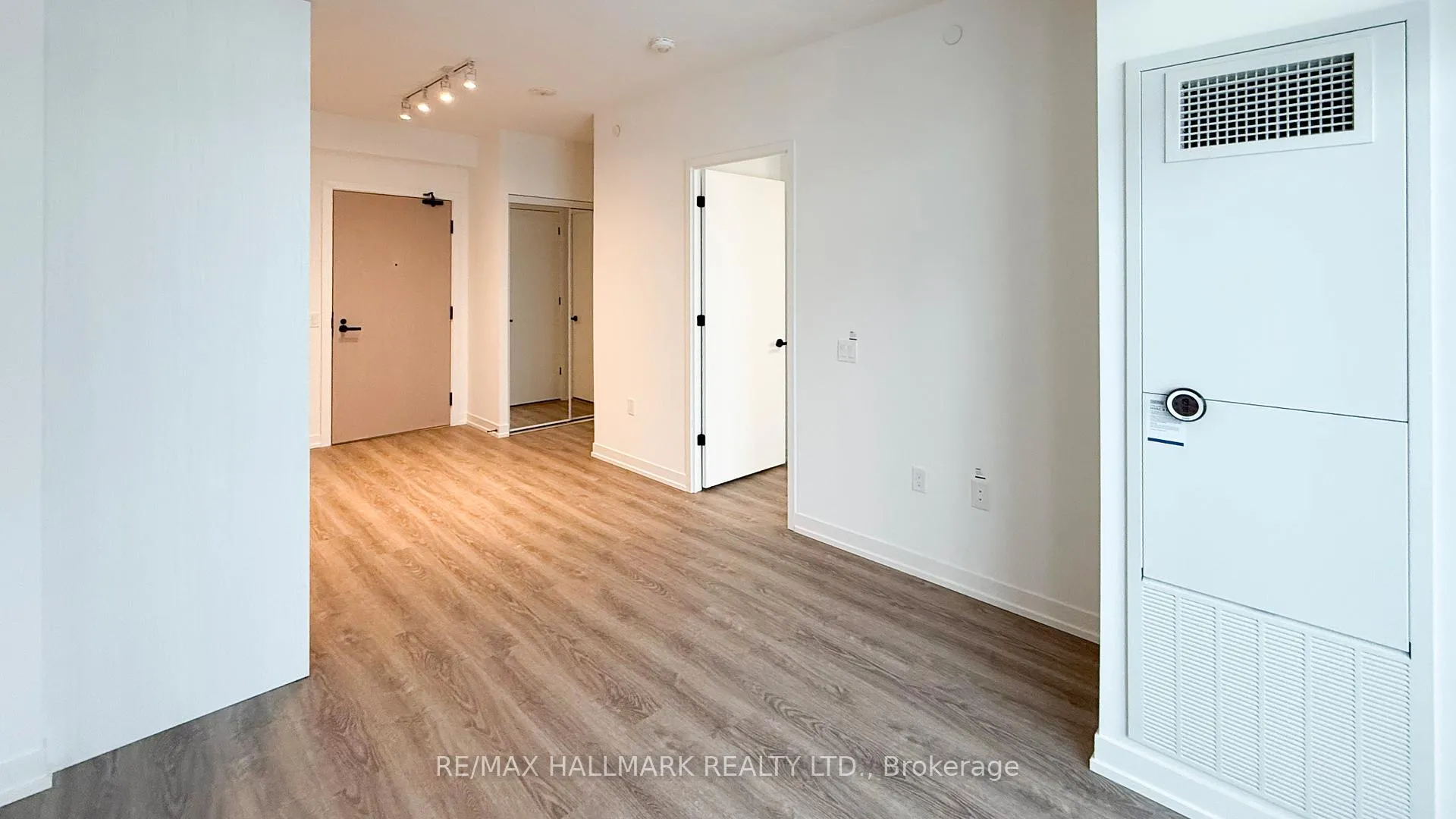 Photo 8 of Unit 4203, 8 Interchange Way, Vaughan, Vaughan Corporate Centre — HOMEH