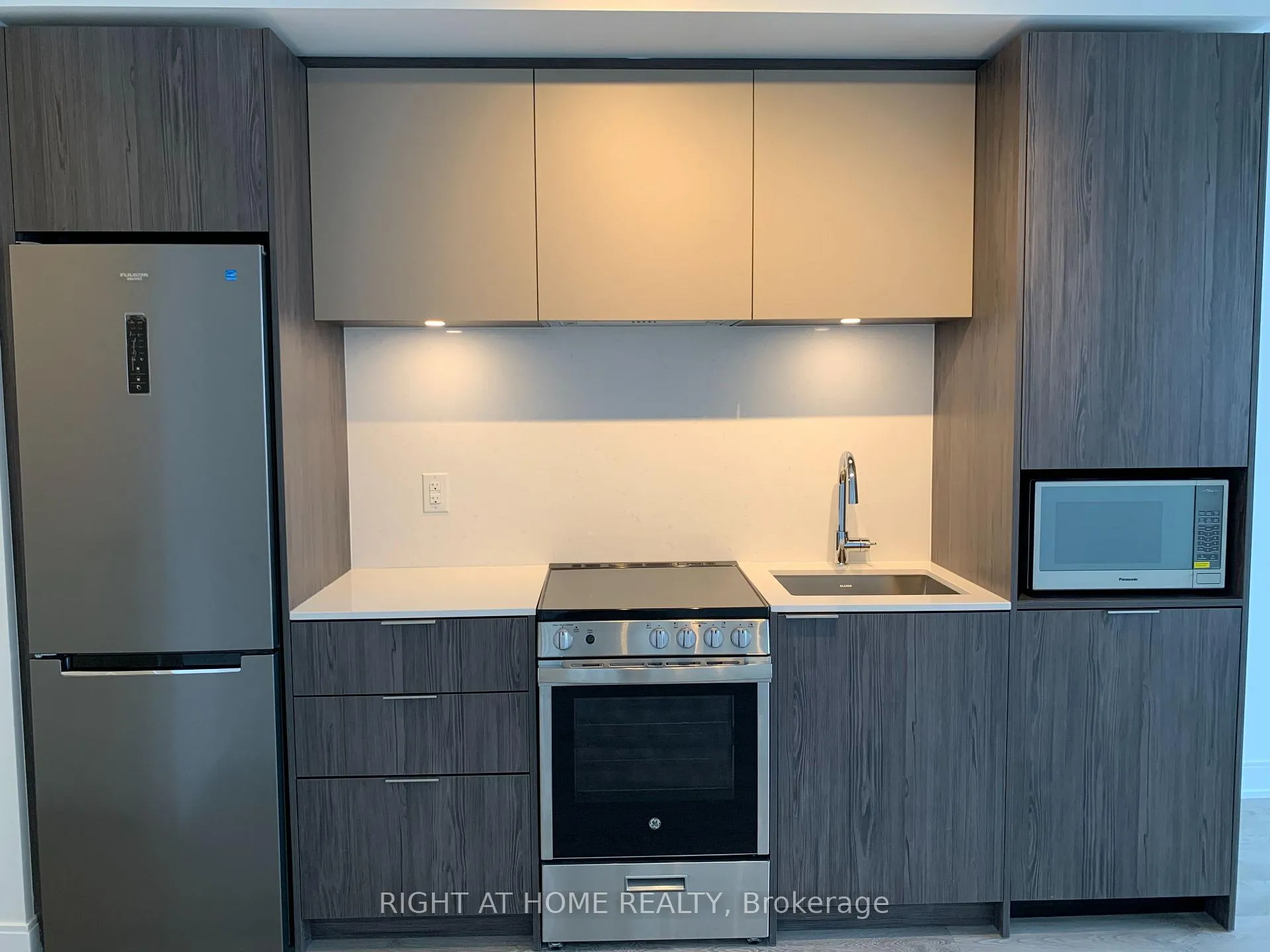 Photo 4 of Unit 2209, 70 Annie Craig Drive, Etobicoke, Mimico — HOMEH