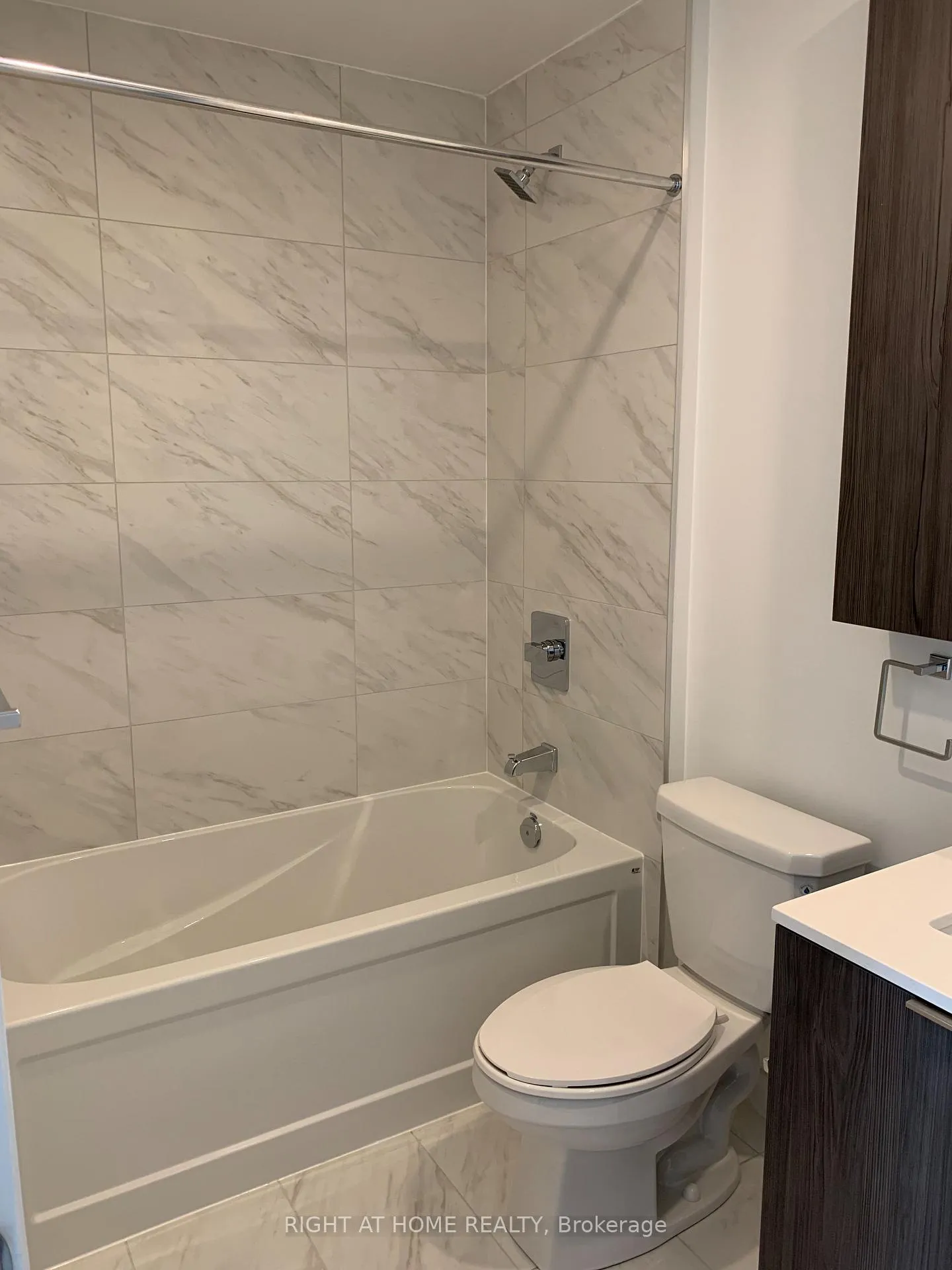 Photo 11 of Unit 2209, 70 Annie Craig Drive, Etobicoke, Mimico — HOMEH