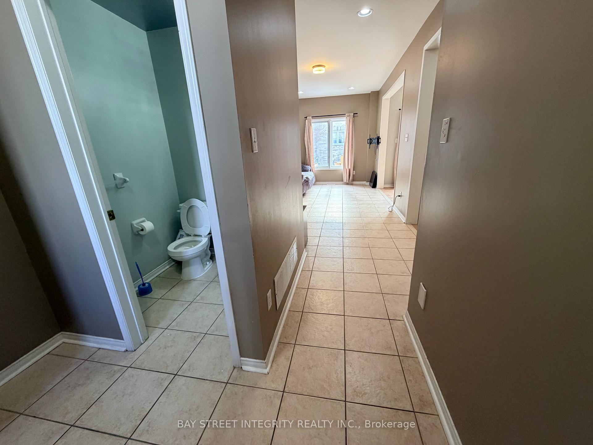 Photo 2 of Unit 4, 15 Pottery Place, Vaughan, East Woodbridge — HOMEH