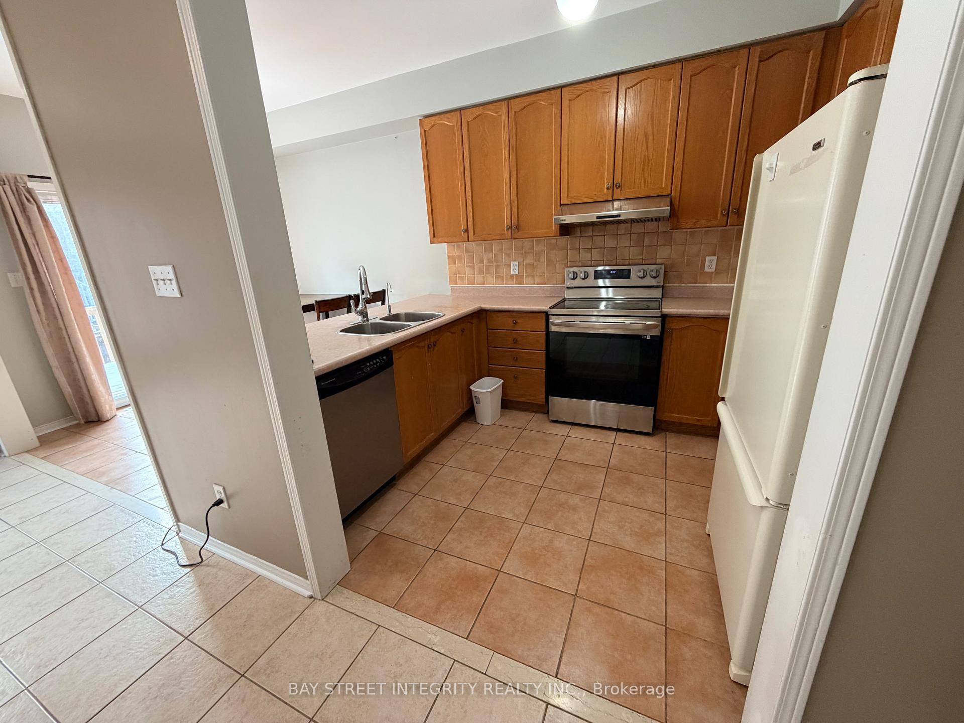 Photo 3 of Unit 4, 15 Pottery Place, Vaughan, East Woodbridge — HOMEH
