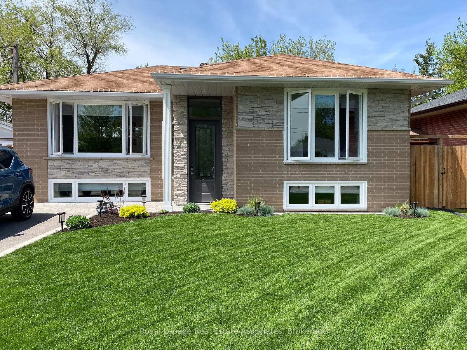 Photo 1 of 24 Stevens Crescent, Halton Hills, Georgetown — HOMEH