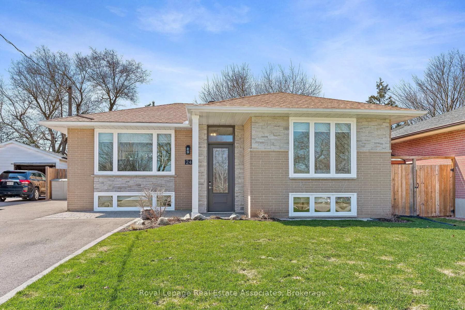 Photo 2 of 24 Stevens Crescent, Halton Hills, Georgetown — HOMEH