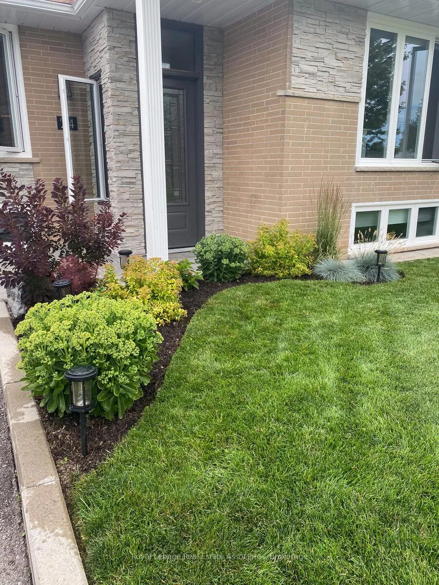 Photo 3 of 24 Stevens Crescent, Halton Hills, Georgetown — HOMEH