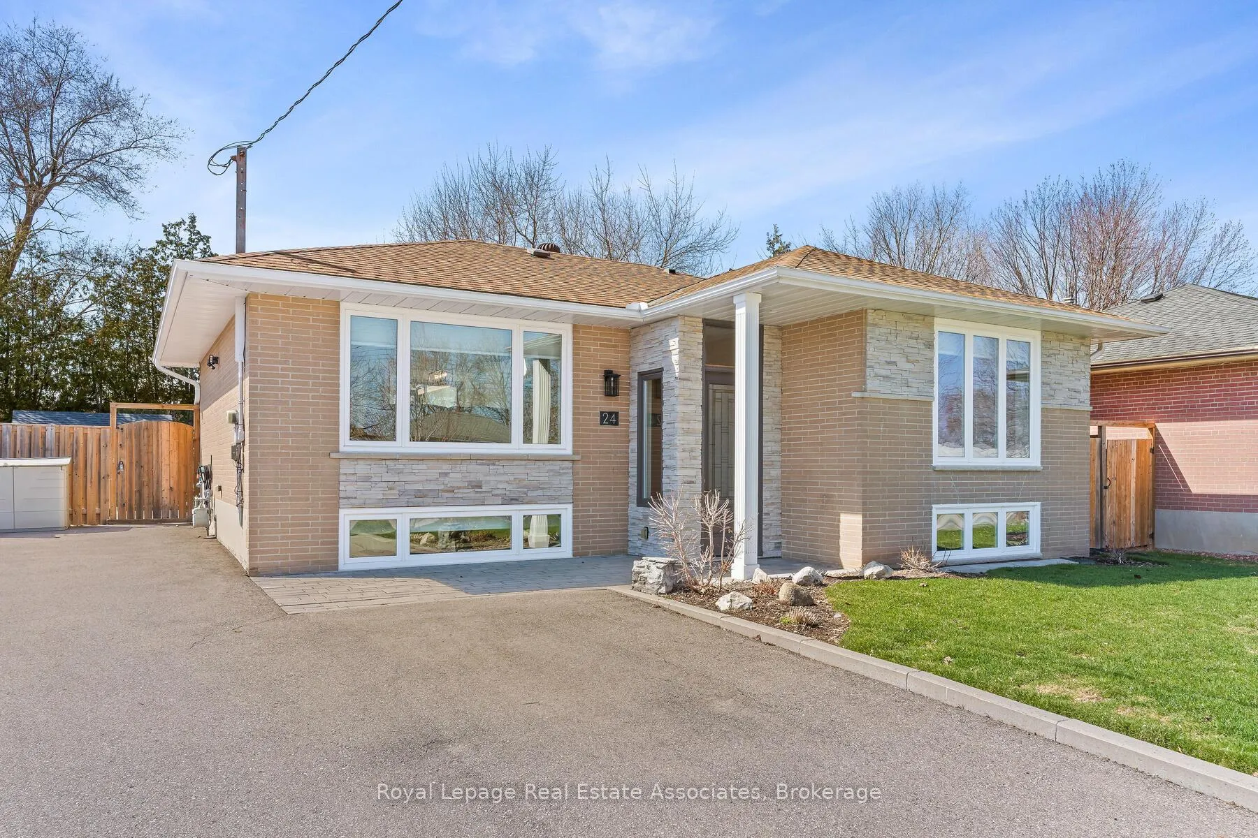 Photo 4 of 24 Stevens Crescent, Halton Hills, Georgetown — HOMEH