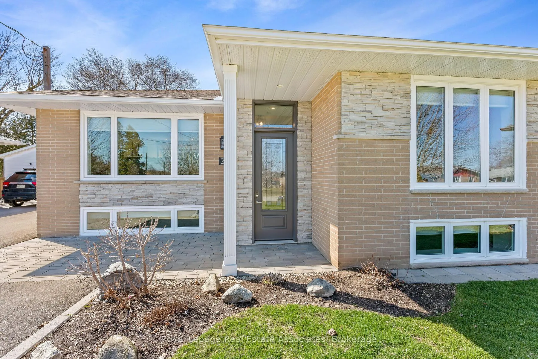 Photo 5 of 24 Stevens Crescent, Halton Hills, Georgetown — HOMEH