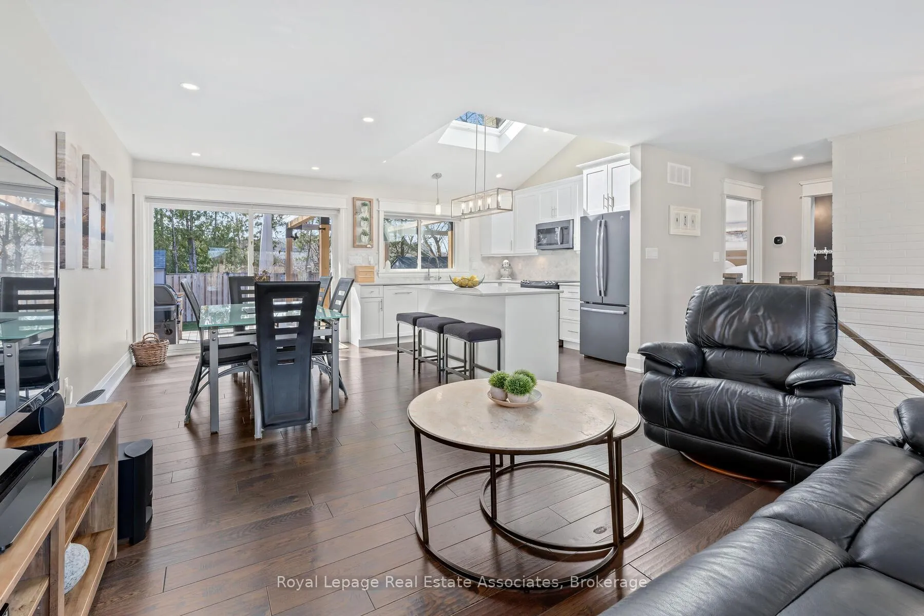 Photo 8 of 24 Stevens Crescent, Halton Hills, Georgetown — HOMEH
