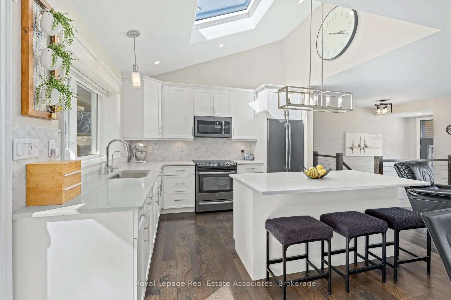 Photo 12 of 24 Stevens Crescent, Halton Hills, Georgetown — HOMEH