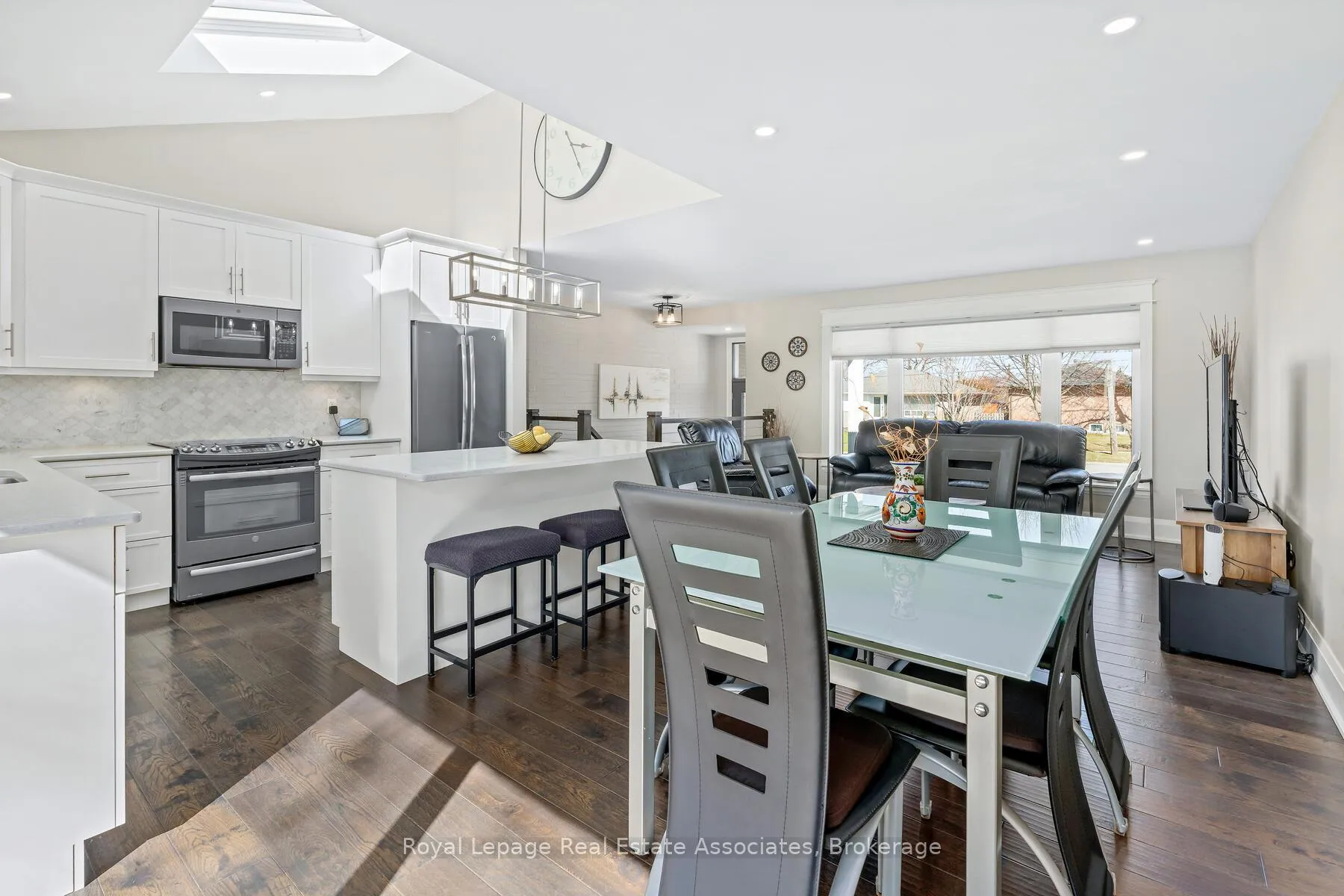 Photo 16 of 24 Stevens Crescent, Halton Hills, Georgetown — HOMEH
