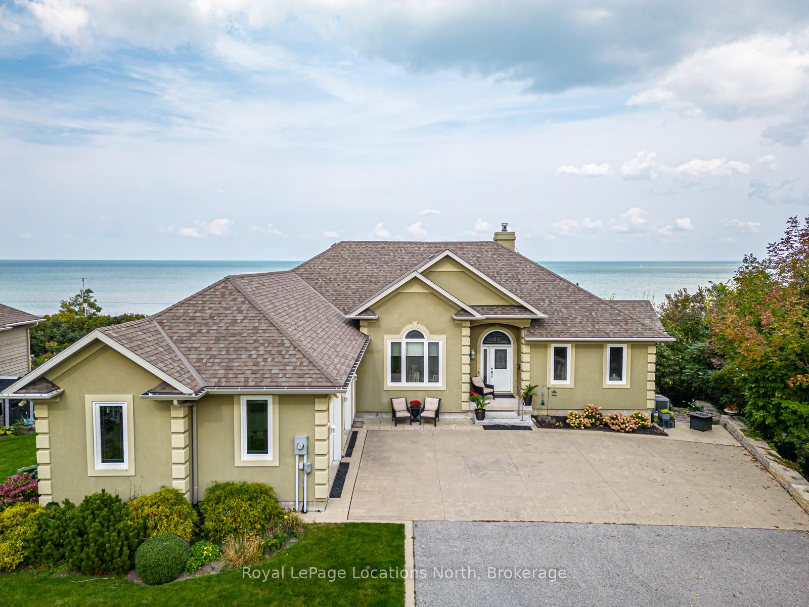 Front of 133 Lakeshore Road E