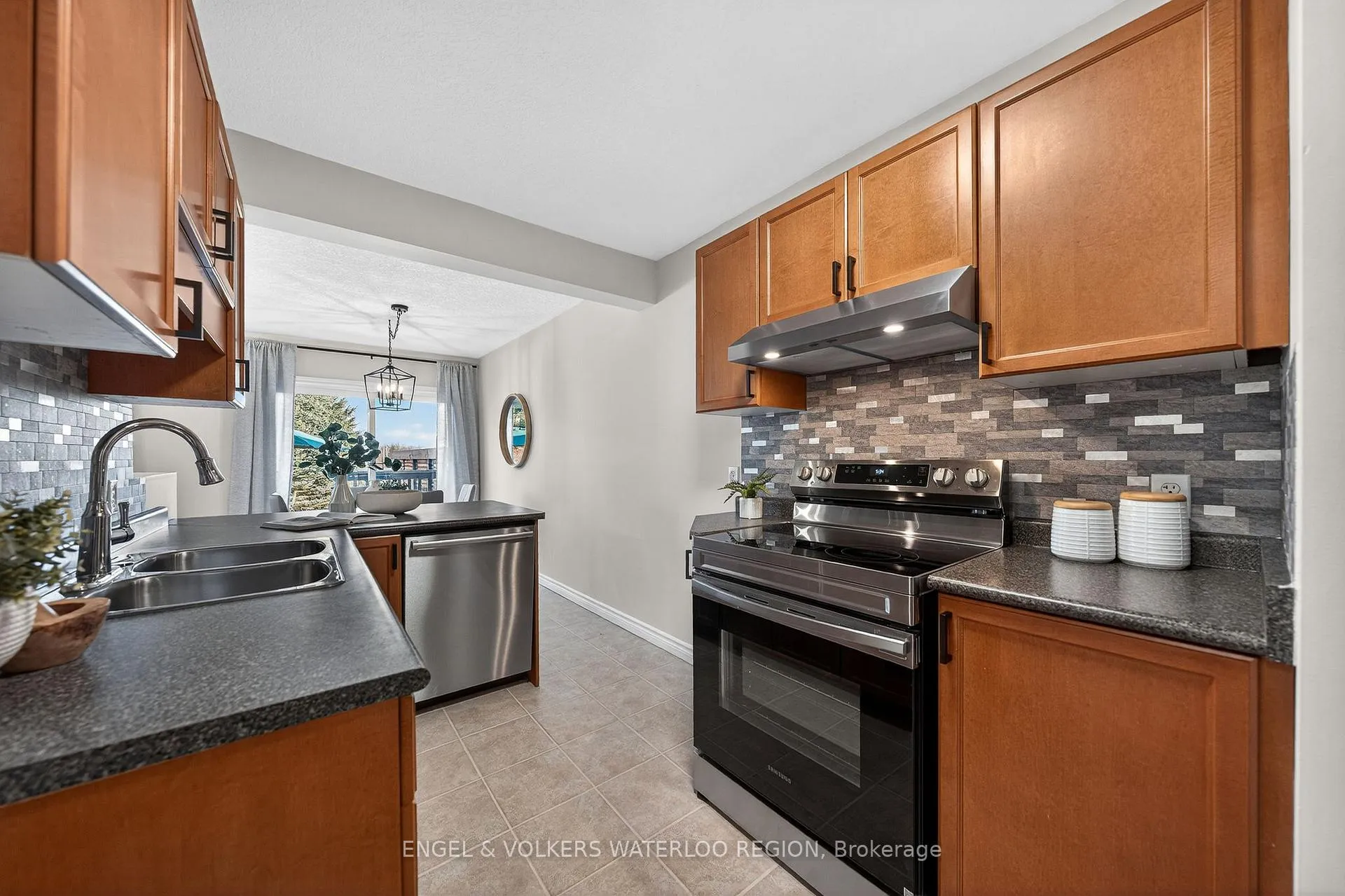 Photo 20 of 477 Colt Street, Waterloo, University Downs — HOMEH