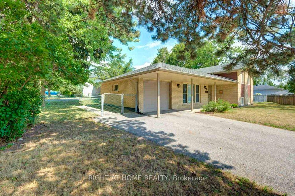 Photo 2 of 23 Blue Mound Drive, Barrie, Wellington — HOMEH