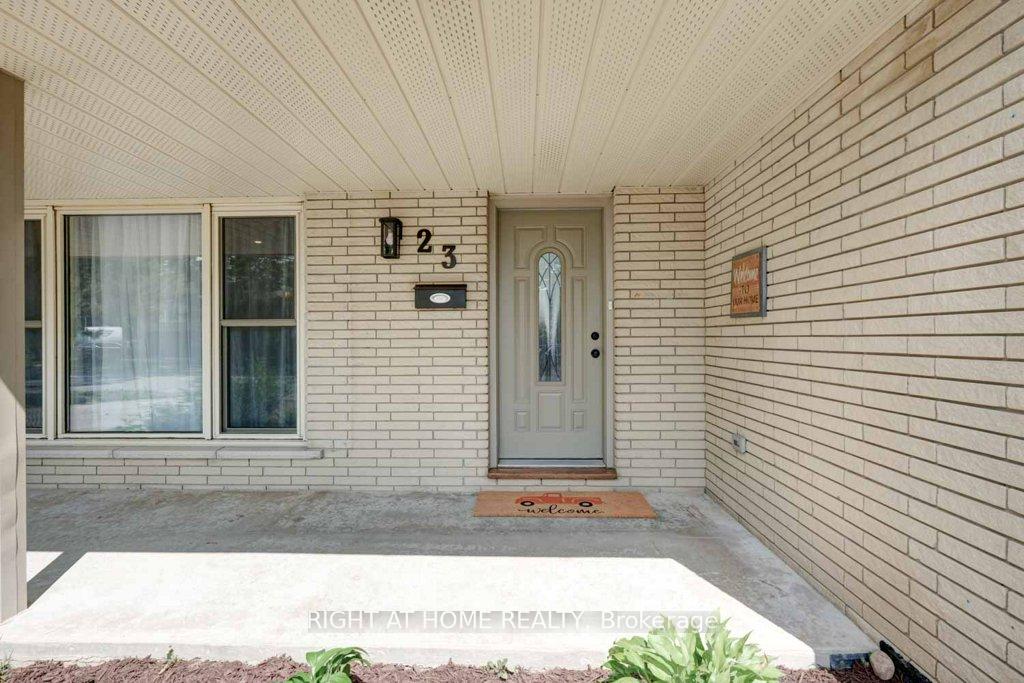 Photo 3 of 23 Blue Mound Drive, Barrie, Wellington — HOMEH