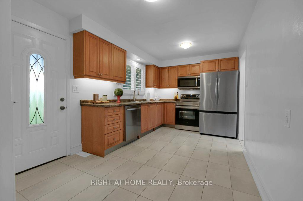 Photo 11 of 23 Blue Mound Drive, Barrie, Wellington — HOMEH