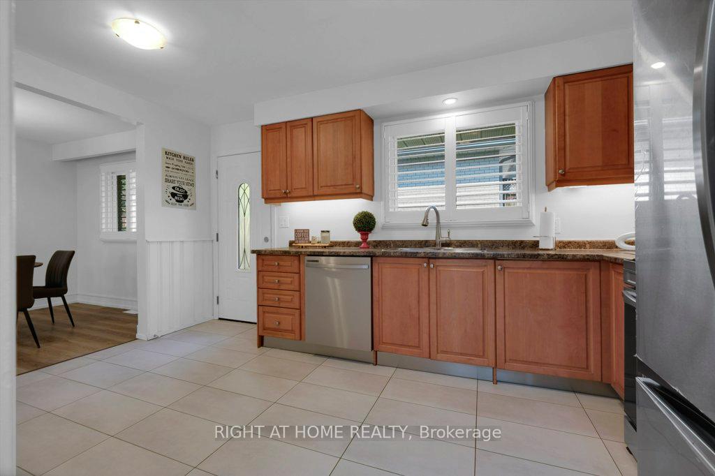 Photo 12 of 23 Blue Mound Drive, Barrie, Wellington — HOMEH