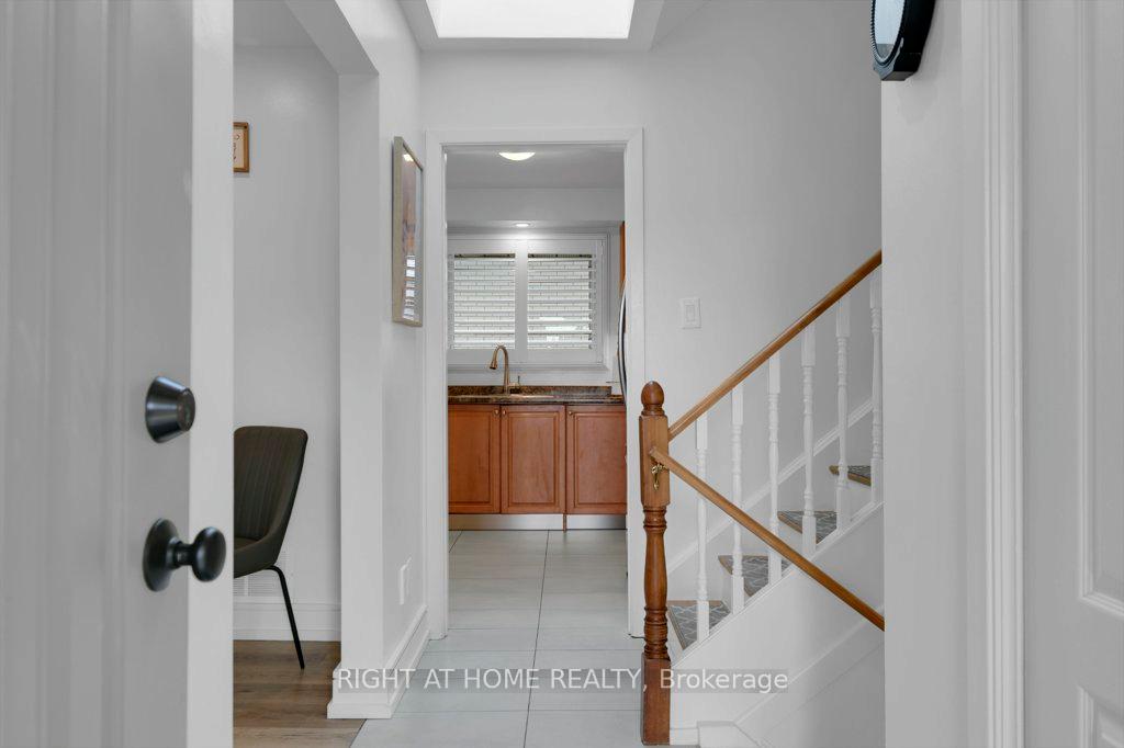 Photo 13 of 23 Blue Mound Drive, Barrie, Wellington — HOMEH