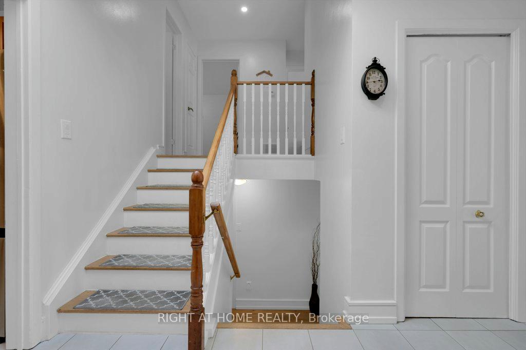 Photo 14 of 23 Blue Mound Drive, Barrie, Wellington — HOMEH