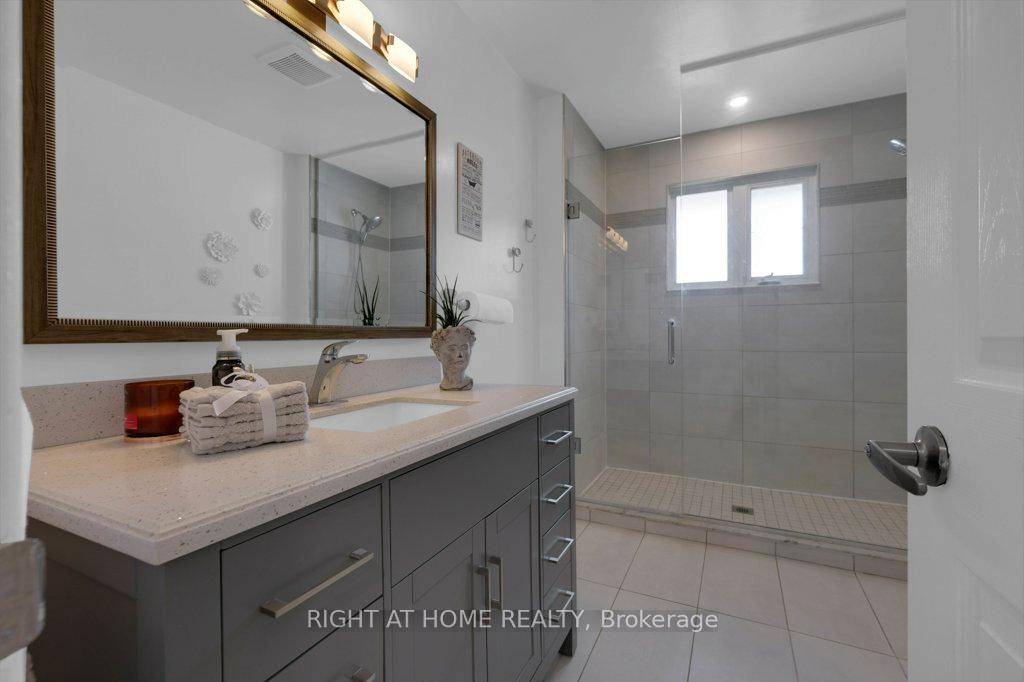Photo 21 of 23 Blue Mound Drive, Barrie, Wellington — HOMEH