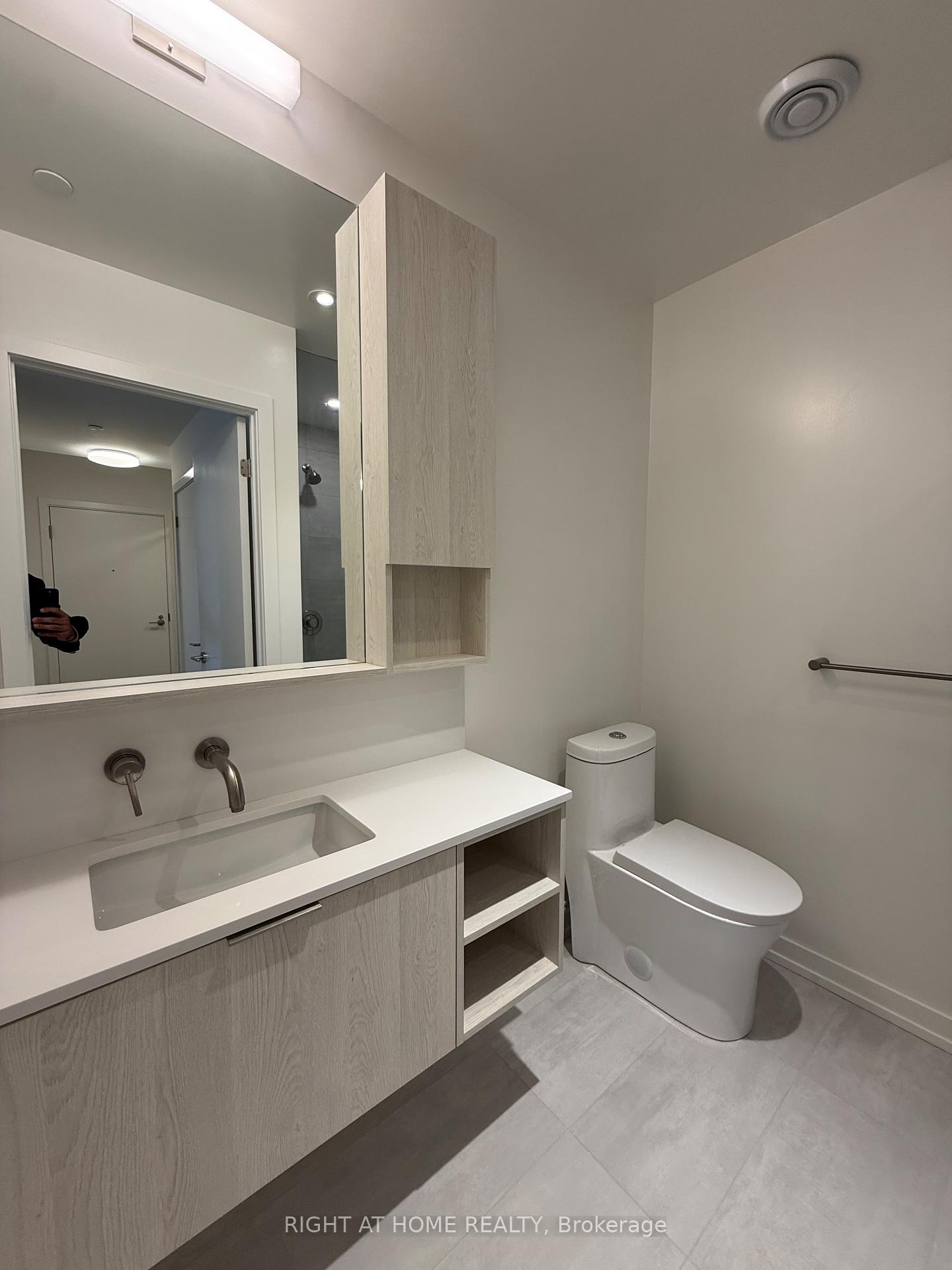 Photo 4 of Unit 1109, 110 Broadway Avenue, Toronto, Mount Pleasant West — HOMEH