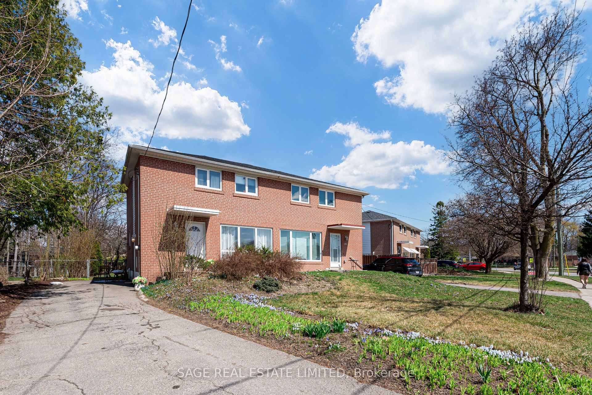 Photo 4 of 128 Murray Drive, Aurora, Aurora Highlands — HOMEH