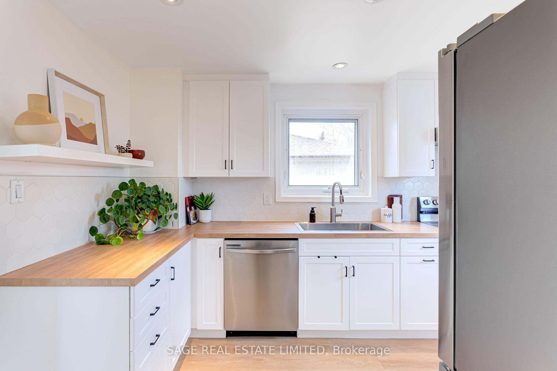 Photo 2 of 128 Murray Drive, Aurora, Aurora Highlands — HOMEH
