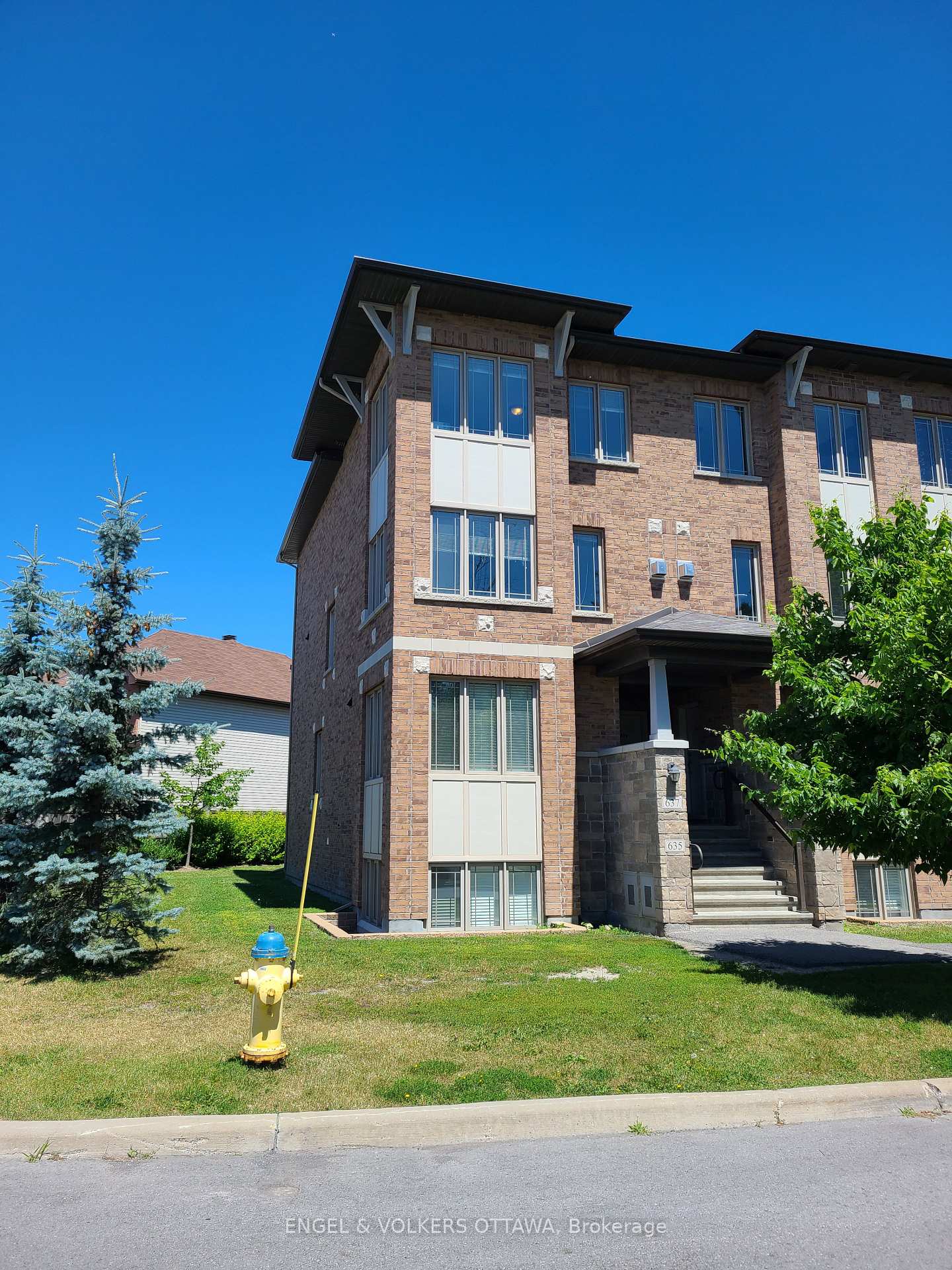 Front of Unit 220, 637 Via Amalfi Street