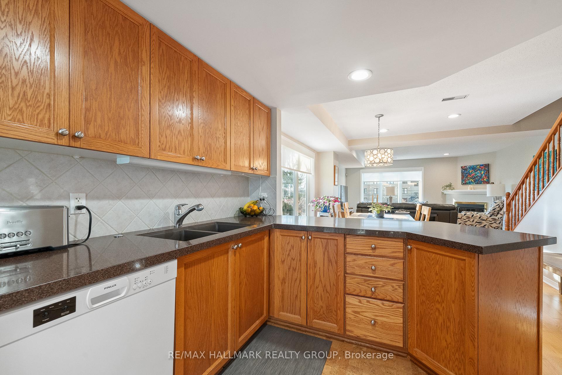 Photo 10 of 98 Bonfield Point, Ottawa, Avalon East — HOMEH