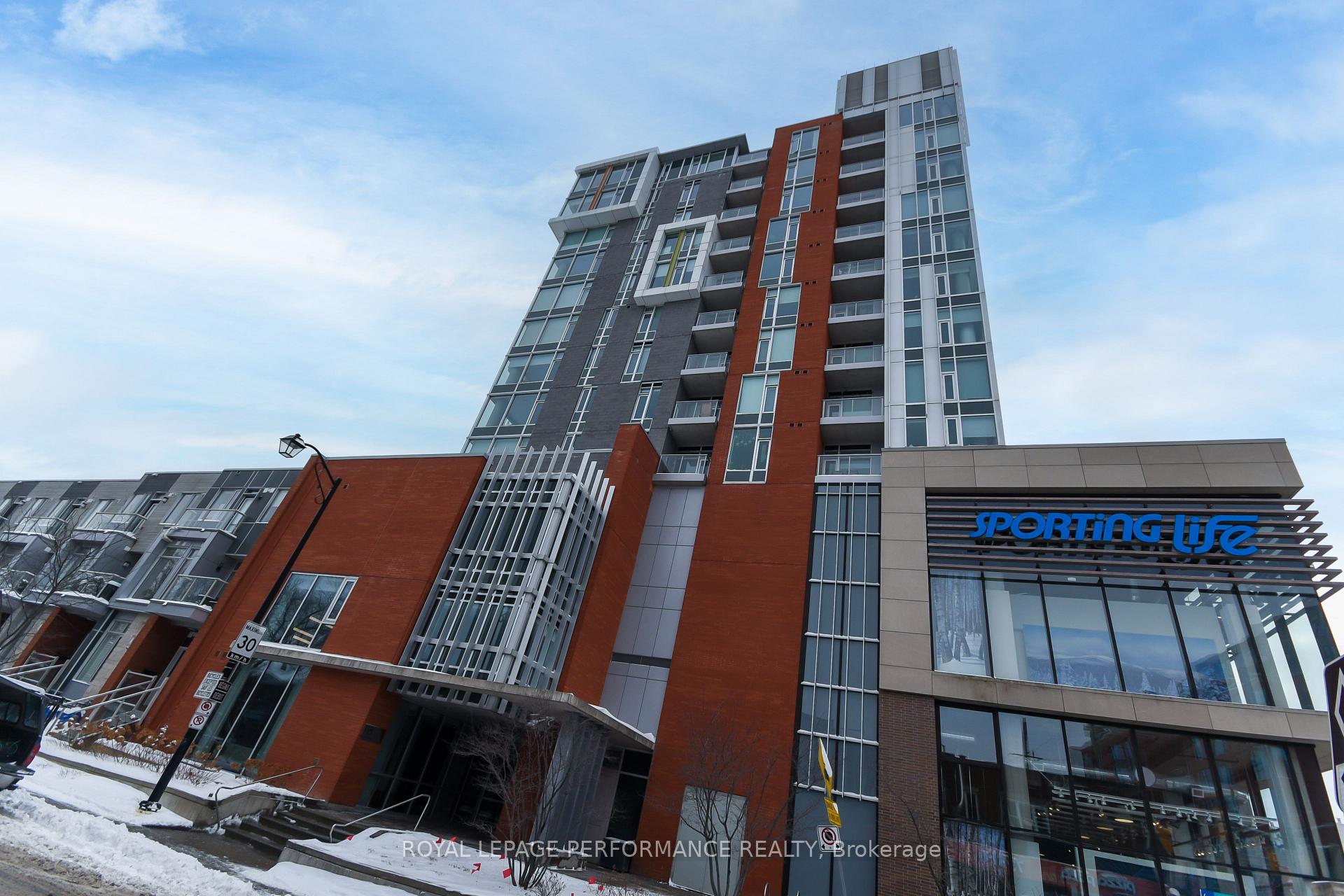 Front of Unit 906, 118 Holmwood Avenue