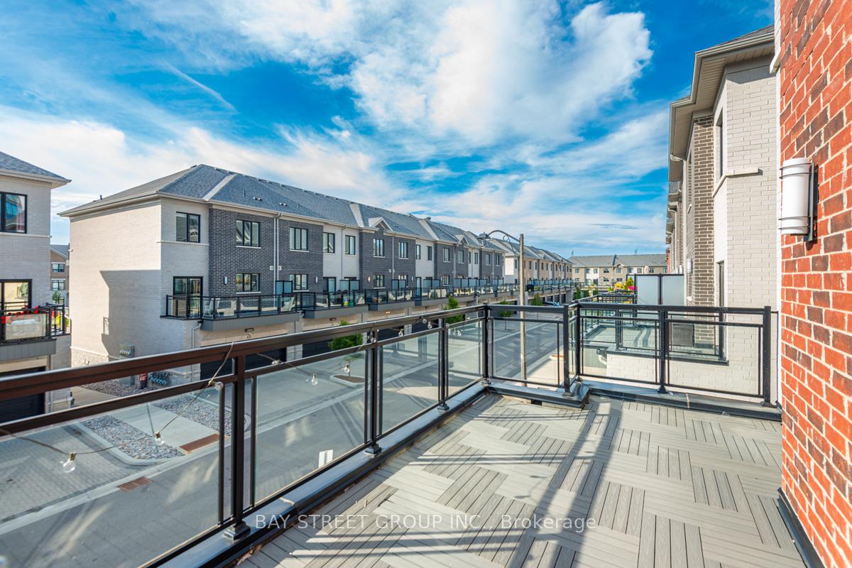 Photo 16 of 43 Gandhi Lane, Markham, Commerce Valley — HOMEH