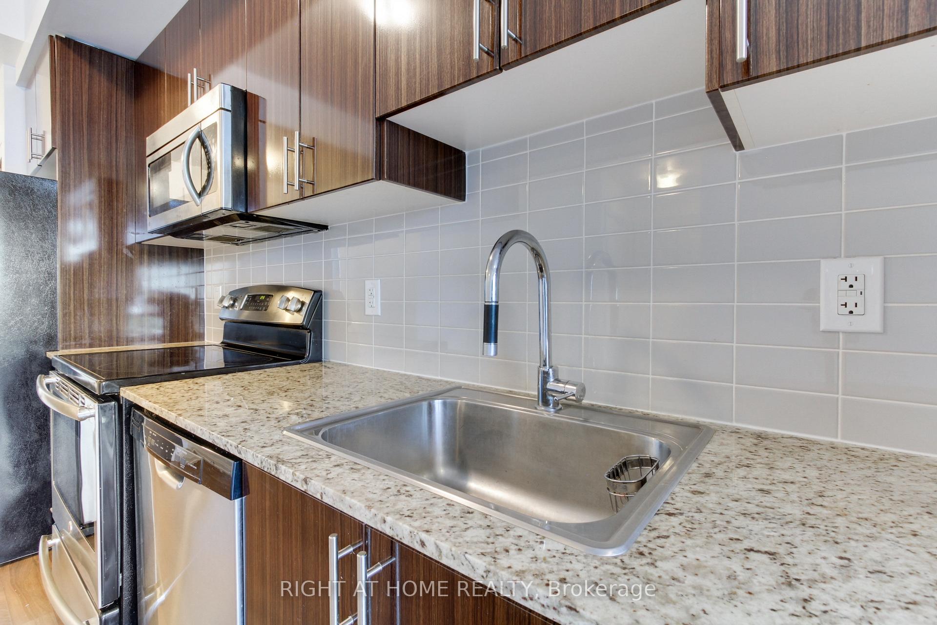 Photo 12 of Unit 422, 7161 Yonge Street, Markham, Thornhill — HOMEH