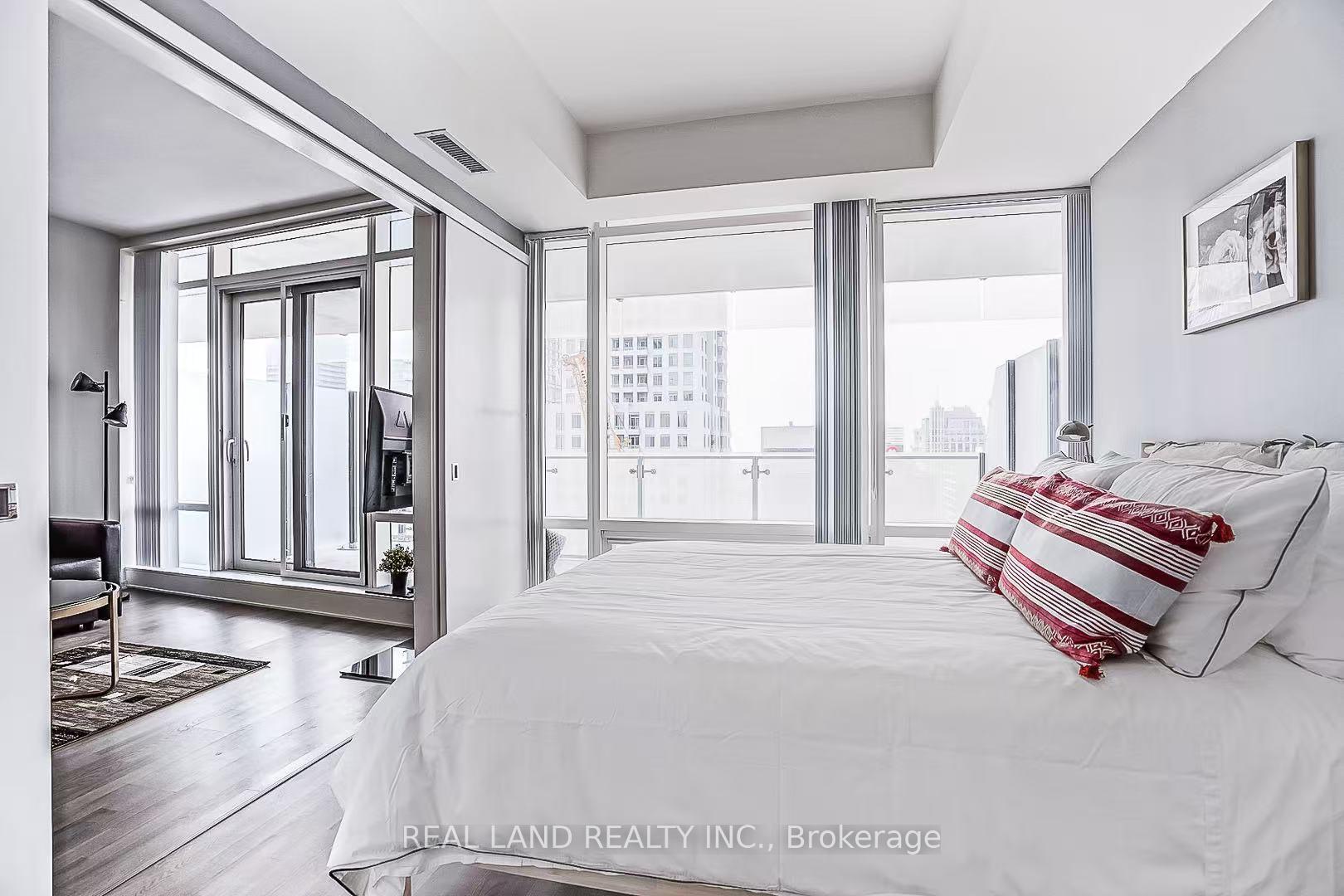Photo 12 of Unit 2108, 1 Bloor Street E, Toronto, Church-Yonge Corridor — HOMEH
