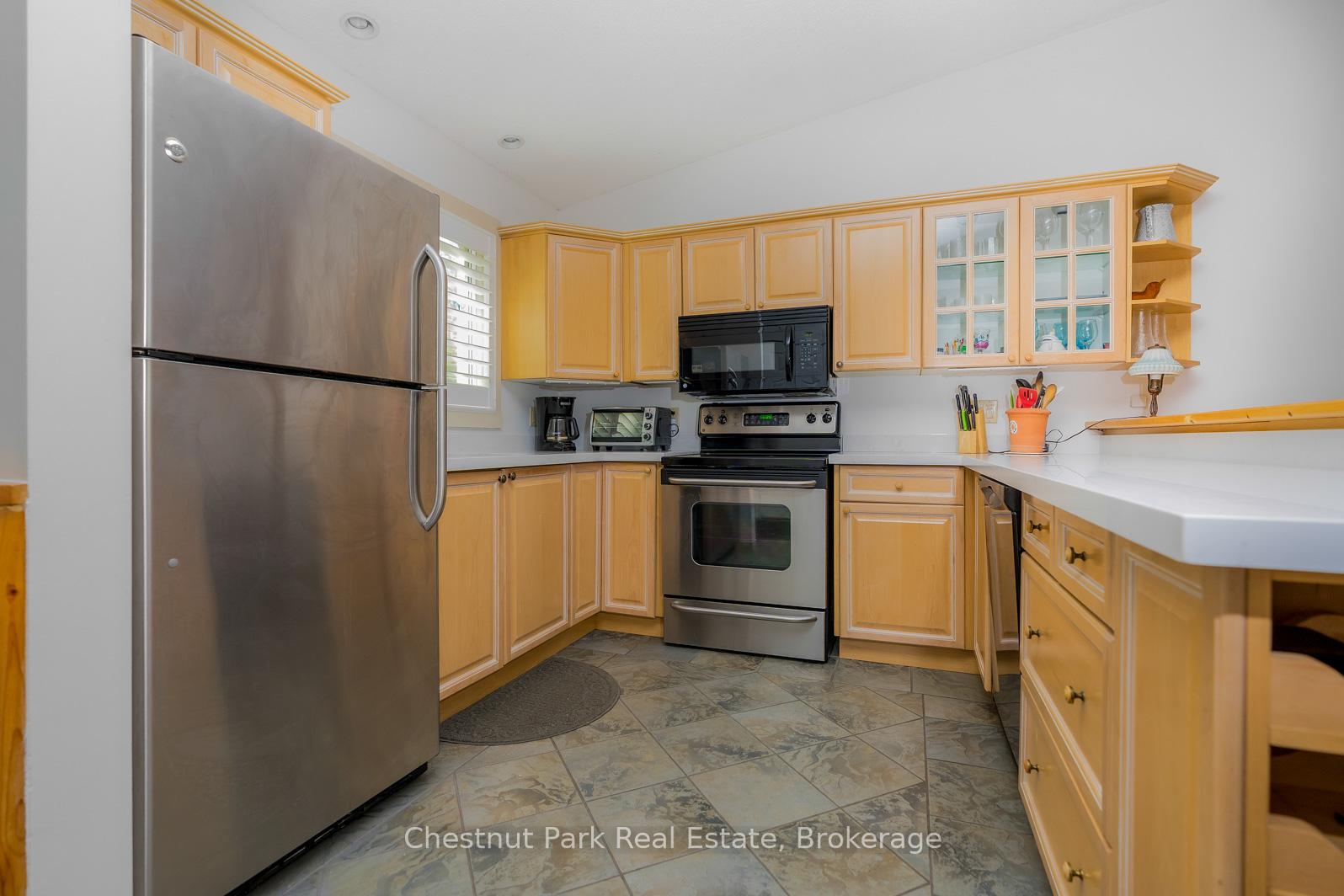 Photo 5 of 197 Escarpment Crescent, Collingwood — HOMEH
