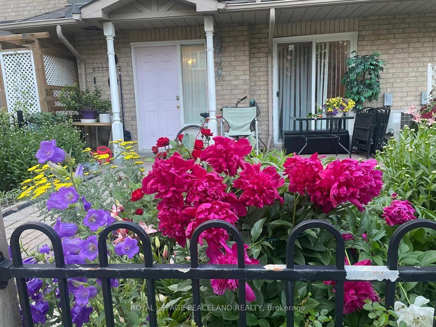 Photo 2 of Unit 2, 23 St. Moritz Way, Markham, Unionville — HOMEH