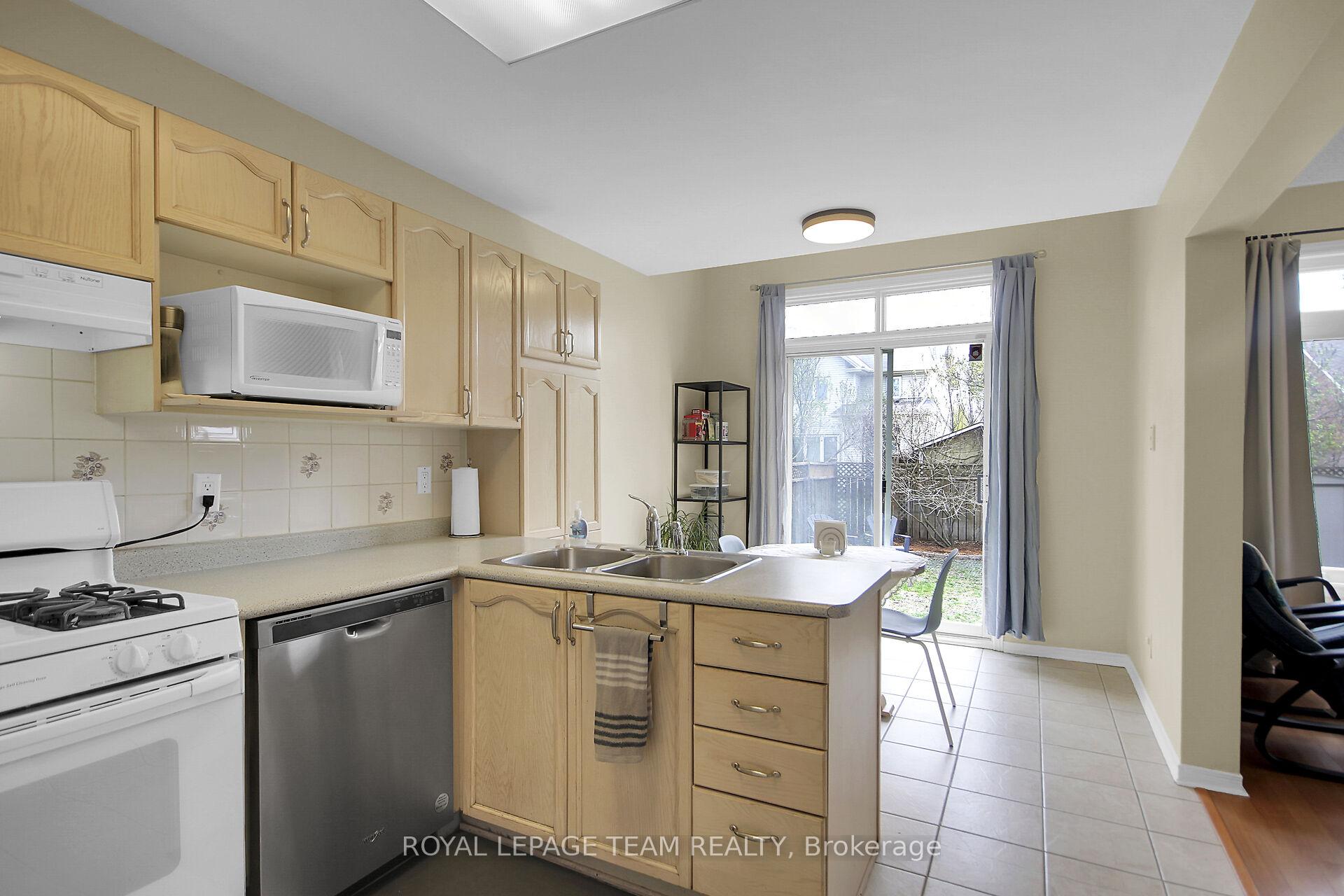 Photo 5 of 102 Longshire Circle, Ottawa, Barrhaven - Longfields — HOMEH