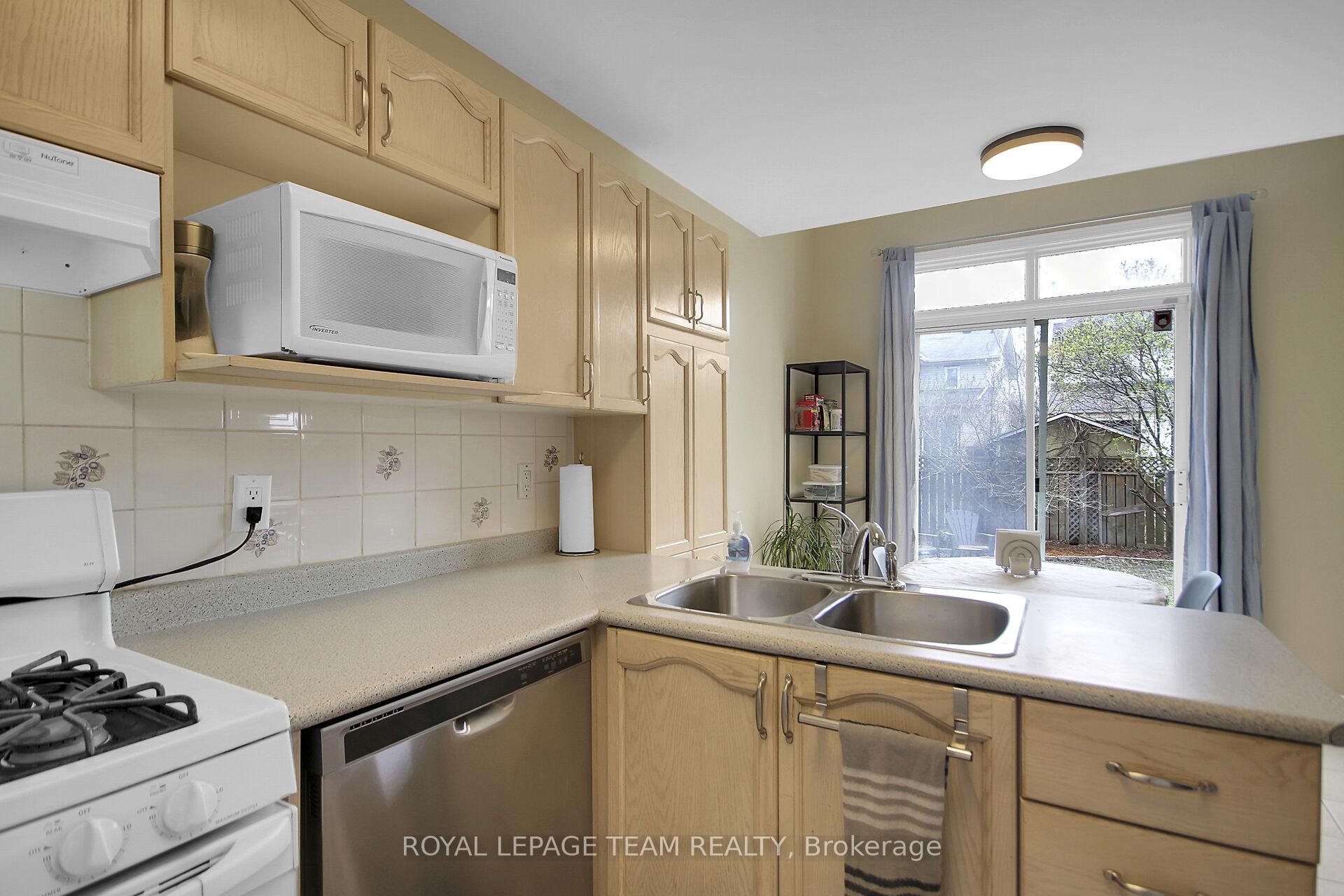 Photo 7 of 102 Longshire Circle, Ottawa, Barrhaven - Longfields — HOMEH
