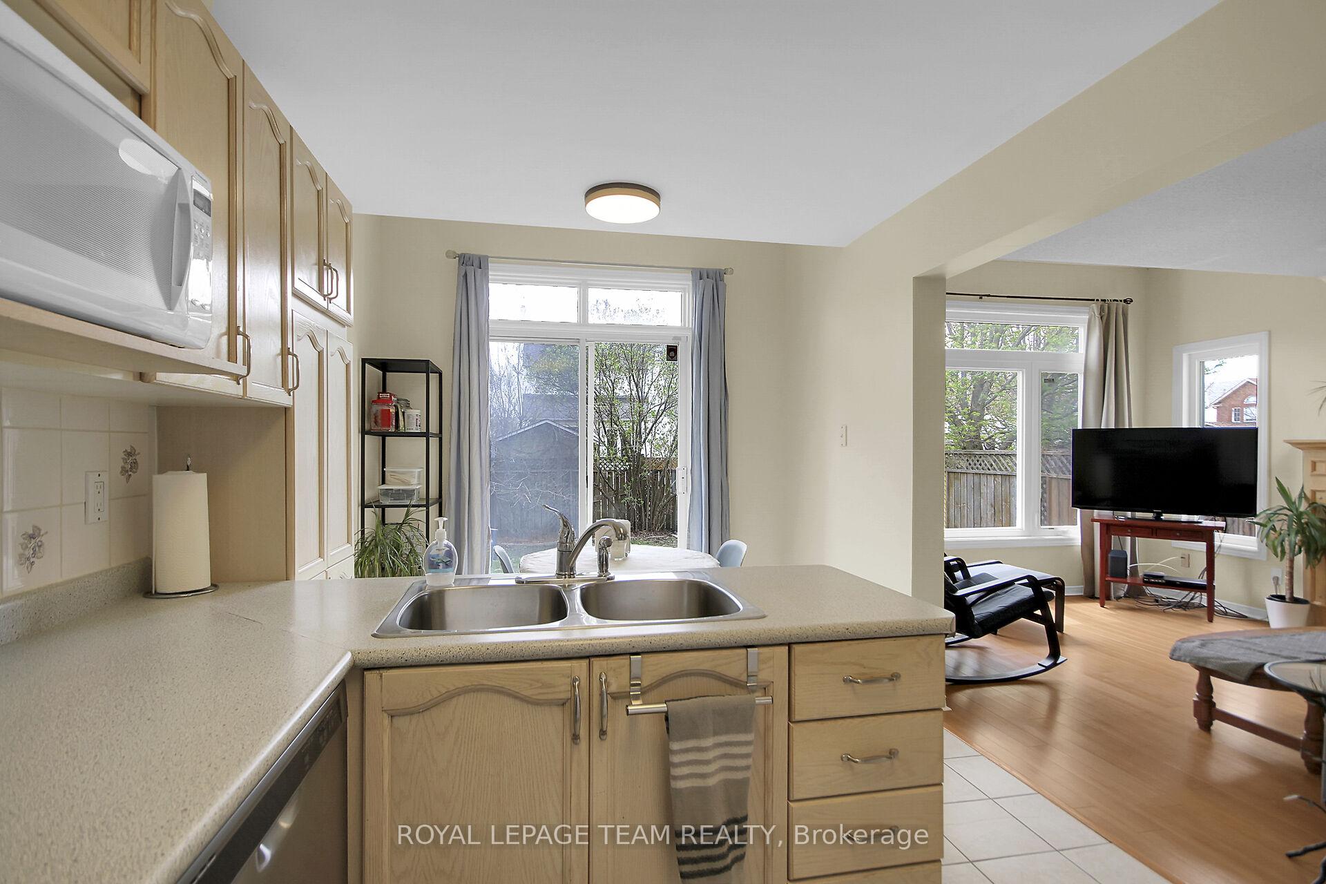 Photo 8 of 102 Longshire Circle, Ottawa, Barrhaven - Longfields — HOMEH