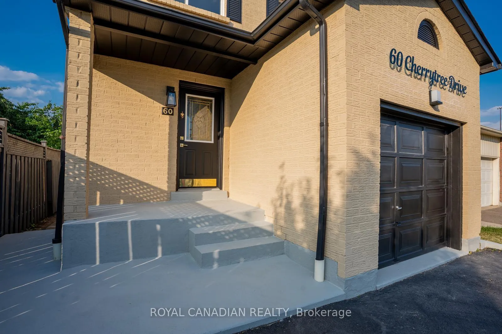 Photo 4 of 60 Cherrytree Drive W, Brampton, Fletcher's Creek South — HOMEH