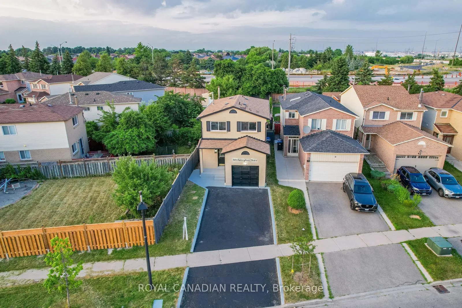Photo 6 of 60 Cherrytree Drive W, Brampton, Fletcher's Creek South — HOMEH
