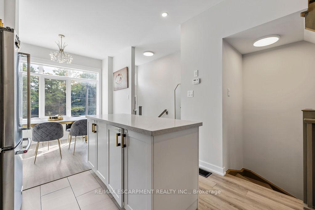 Photo 3 of 4 Wilings Lane, Hamilton, Ancaster — HOMEH