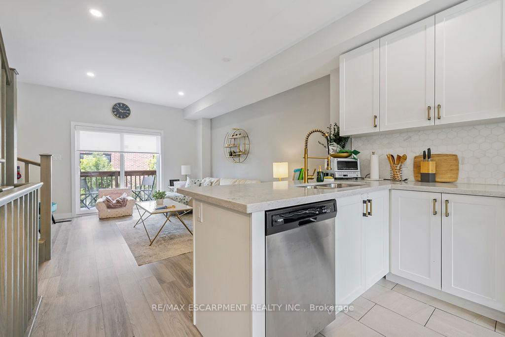 Photo 5 of 4 Wilings Lane, Hamilton, Ancaster — HOMEH