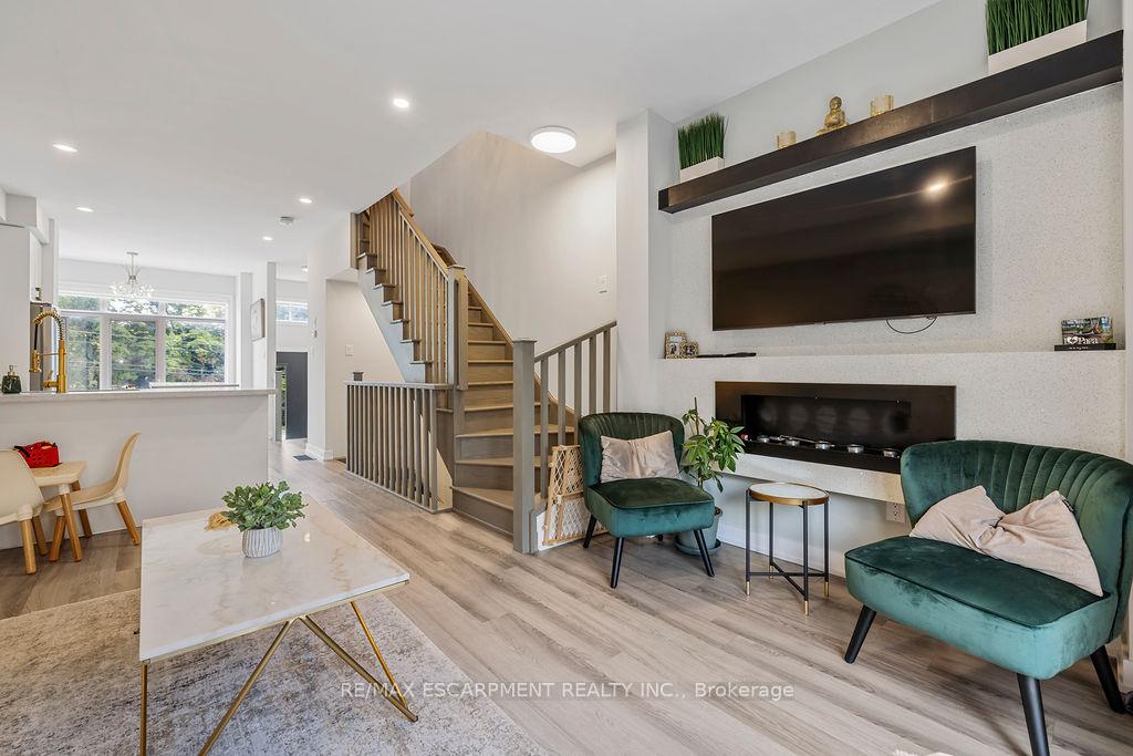 Photo 8 of 4 Wilings Lane, Hamilton, Ancaster — HOMEH