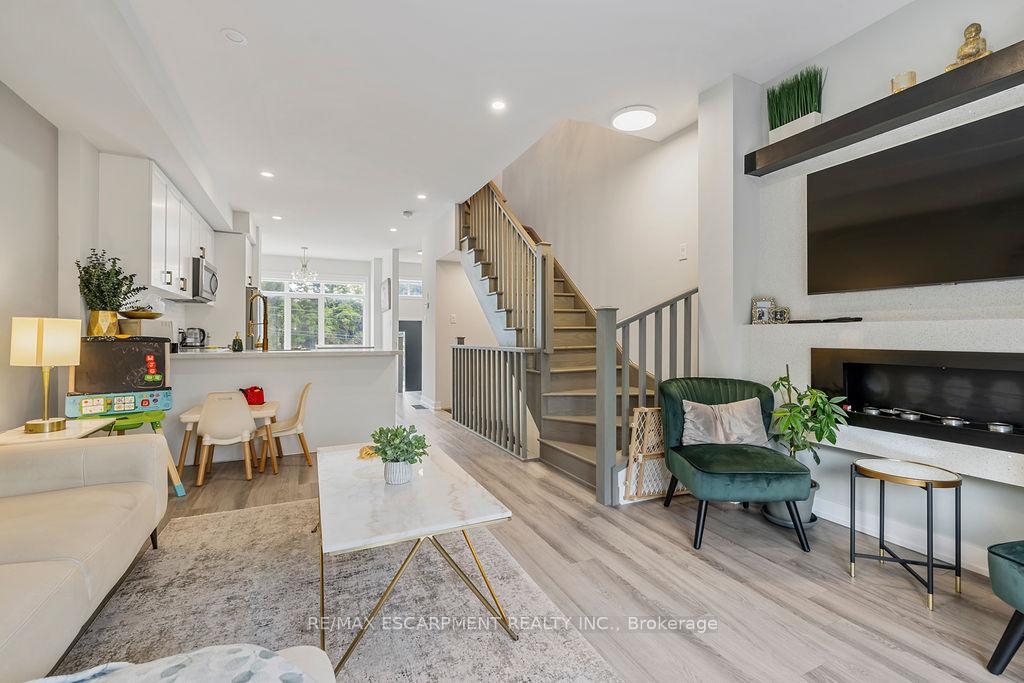 Photo 9 of 4 Wilings Lane, Hamilton, Ancaster — HOMEH