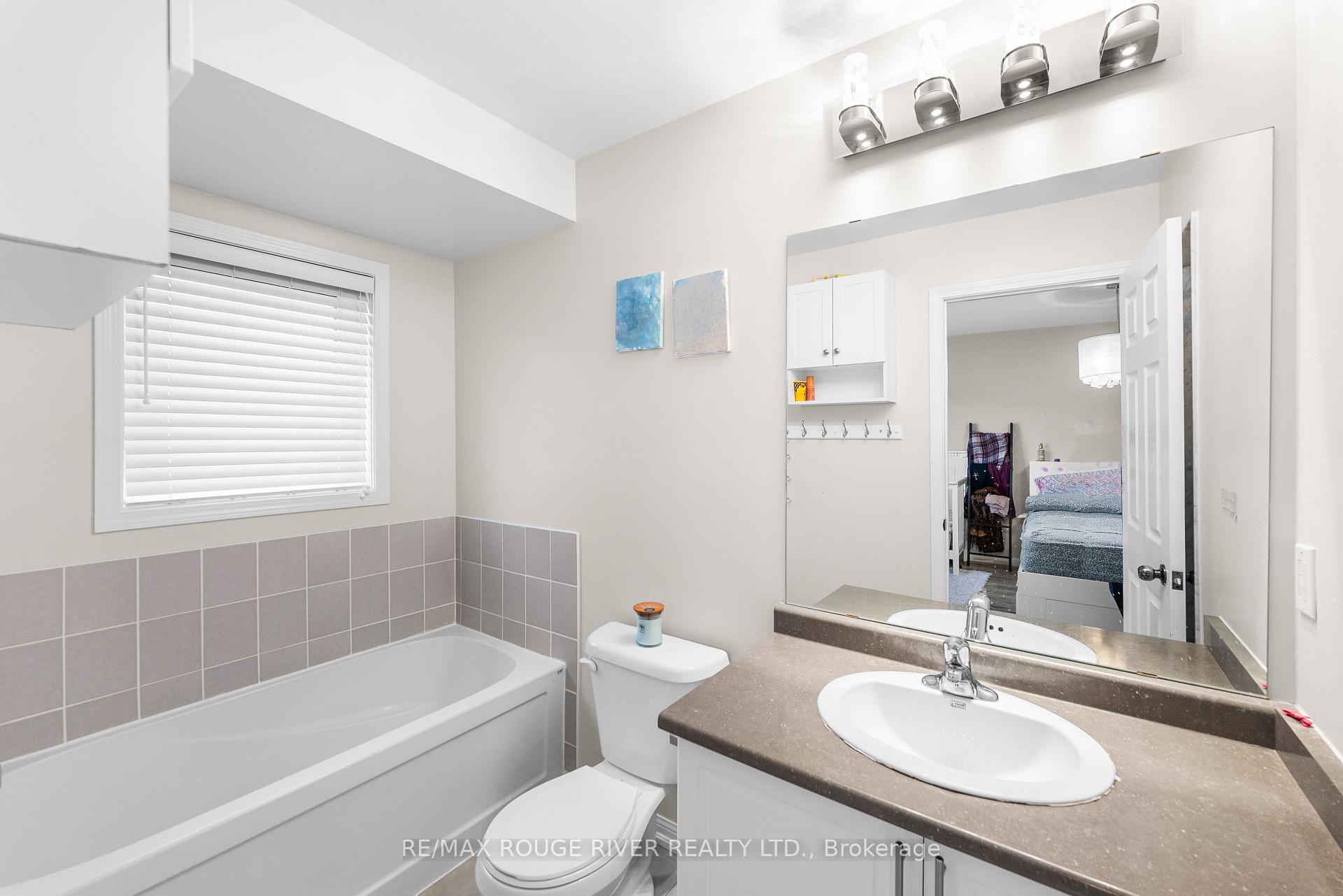 Photo 13 of 37 Dykstra Lane, Clarington, Bowmanville — HOMEH